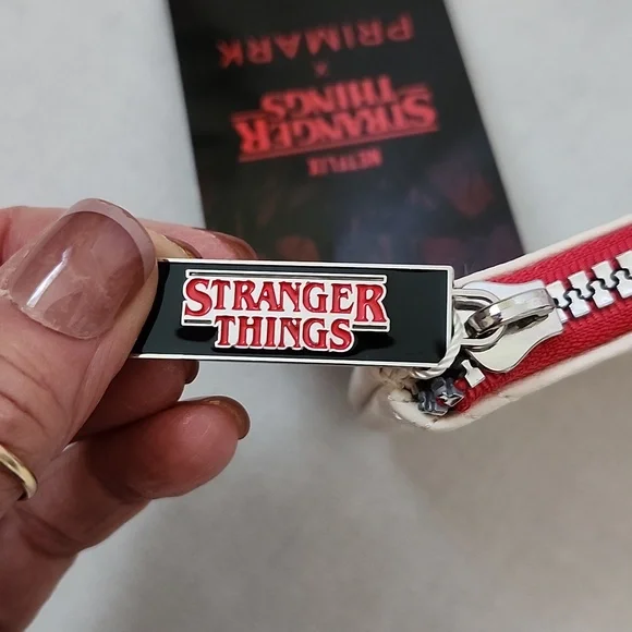 Stranger Things "Hellfire Club" Card Holder & Lanyard Set with Red Furry  Bag - Picture 4 of 16